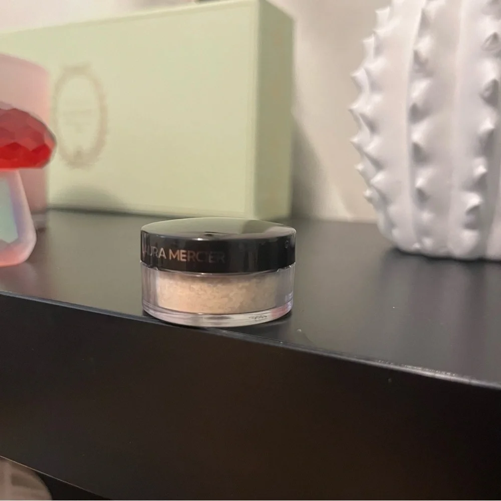 Laura Mercier Translucent Loose Setting Powder Mini Size 0.07 Oz NWT